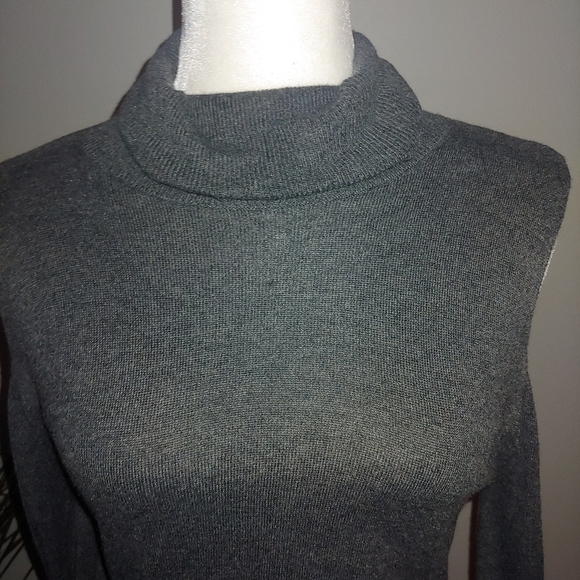 Cold Shoulder Sweater by Tahari NWOT - Picture 2 of 9